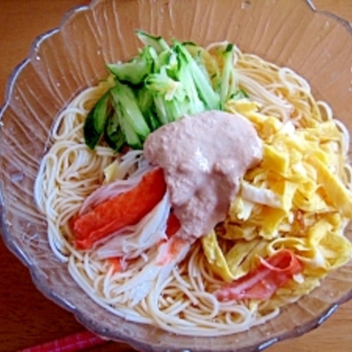 ピリ辛くるみだれをかけたサラダそうめん